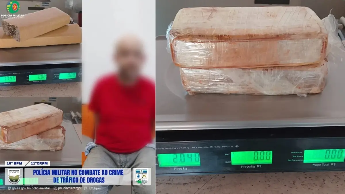 Homem preso com drogas durante viagem com carro de aplicativo, homem ao lado dos tabletes de drogas apreendidas.