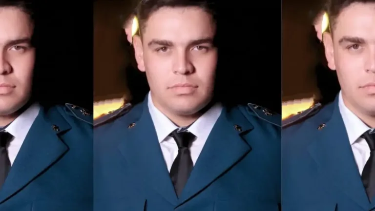 Montagem fotográfica repetindo o mesmo homem em três seções verticais lado a lado. Ele aparece em um retrato formal de estúdio, com uma expressão séria, olhando diretamente para a câmera. Está vestindo uma farda oficial azul-petróleo de gala, camisa social branca por baixo e uma gravata preta escura. O fundo é escuro.