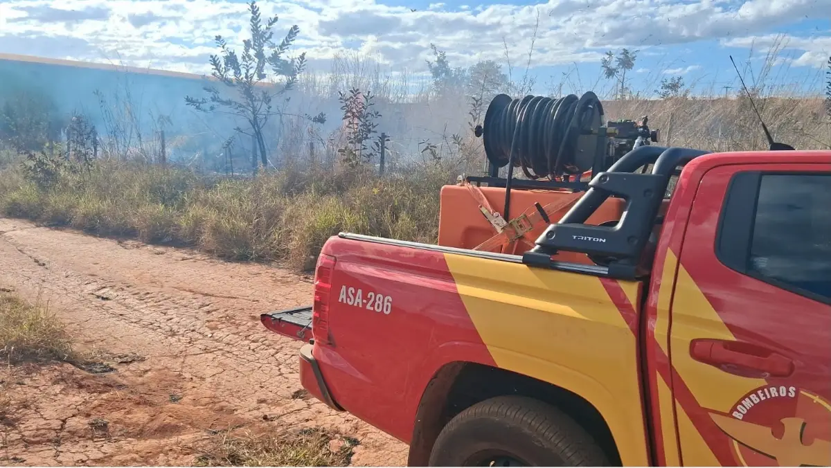 Incêndio em vegetação em Formosa.
Viatura do Corpo de Bombeiros com equipamento de combate a incêndios florestais estacionada em estrada de terra durante atendimento a queimada em Formosa.