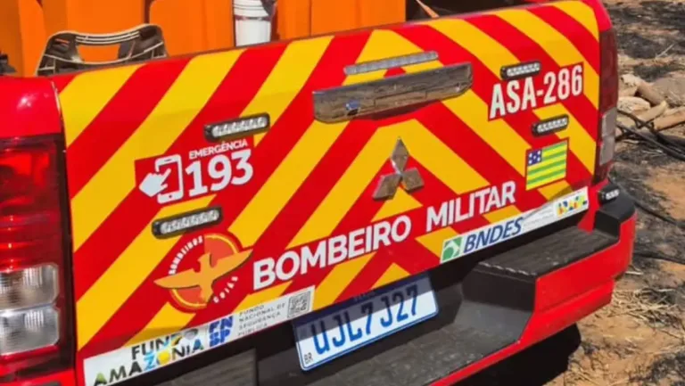 Viatura dos bombeiros com água para apagar Incêndio em residência, após violência doméstica.