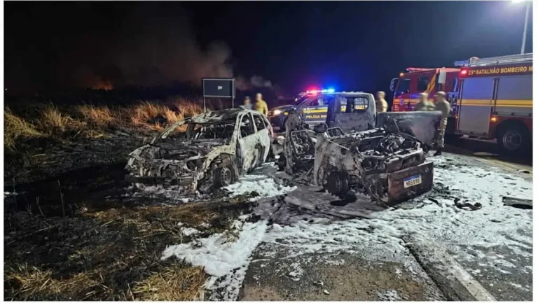 Imagem de carros consumidos pelo fogo após acidente com morte na GO 118, em Água Fria Goiás.
