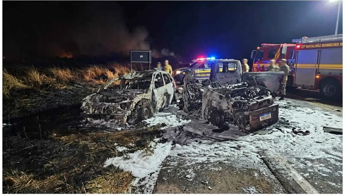 Imagem de carros consumidos pelo fogo após acidente com morte na GO 118, em Água Fria Goiás.