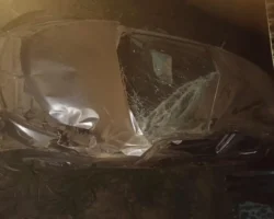 Veículo Hyundai HB20 capotado e amassado no canteiro da BR-020 durante a noite após acidente em Formosa.