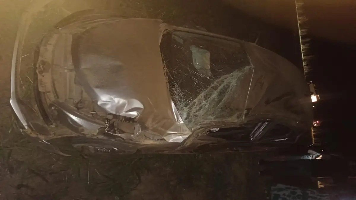 Veículo Hyundai HB20 capotado e amassado no canteiro da BR-020 durante a noite após acidente em Formosa.