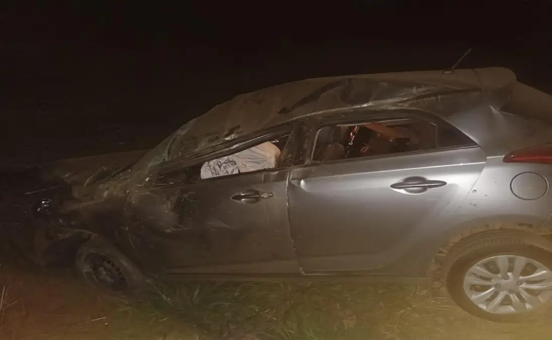 Lateral de carro prata destruído e com teto amassado em acostamento escuro na BR-020 em Formosa.