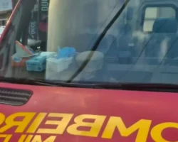 Pedestre é atropelada na faixa após motociclista furar sinal.