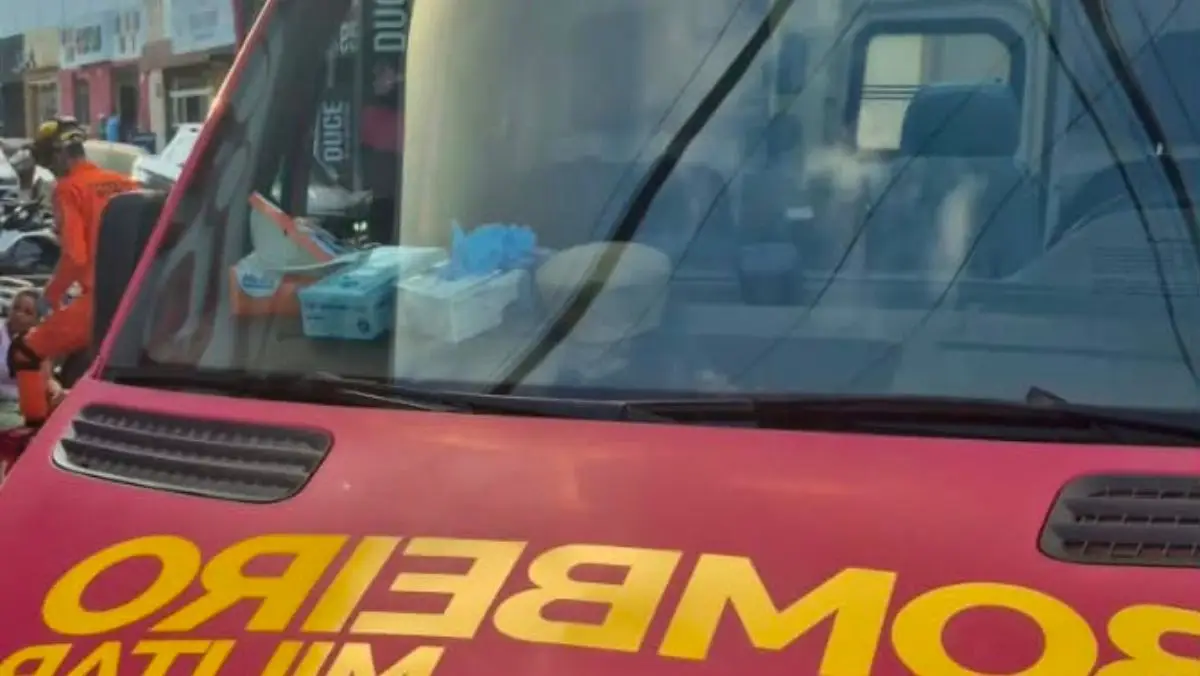 Pedestre é atropelada na faixa após motociclista furar sinal.