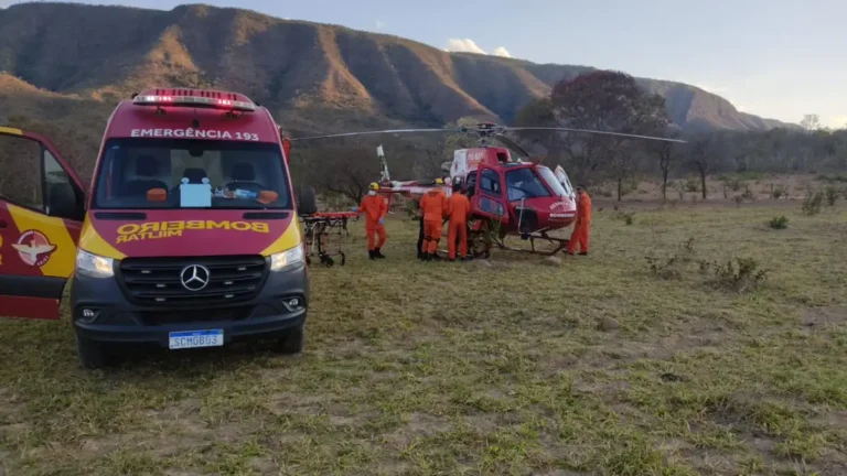 Aeronave dos bombeiros do Distrito Federal em apoio ao Corpo de Bombeiros de Goiás.