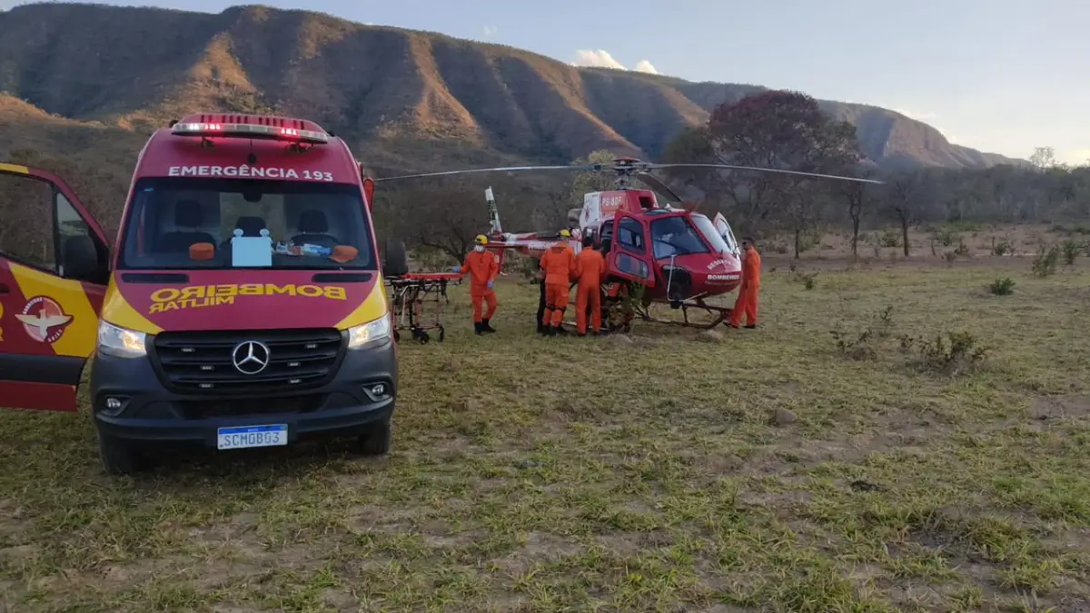 Aeronave dos bombeiros do Distrito Federal em apoio ao Corpo de Bombeiros de Goiás.