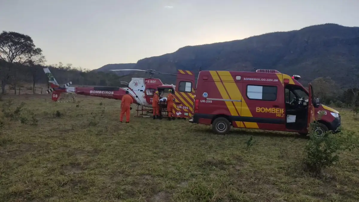 Helicóptero do CBMDF presta apoio aos bombeiros de Goiás, em acidente na rampa do Vão do Paranã. 
