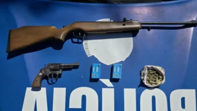 Armas de fogo espingarda, revólver e munições apreendidos pela polícia militar em Formosa.