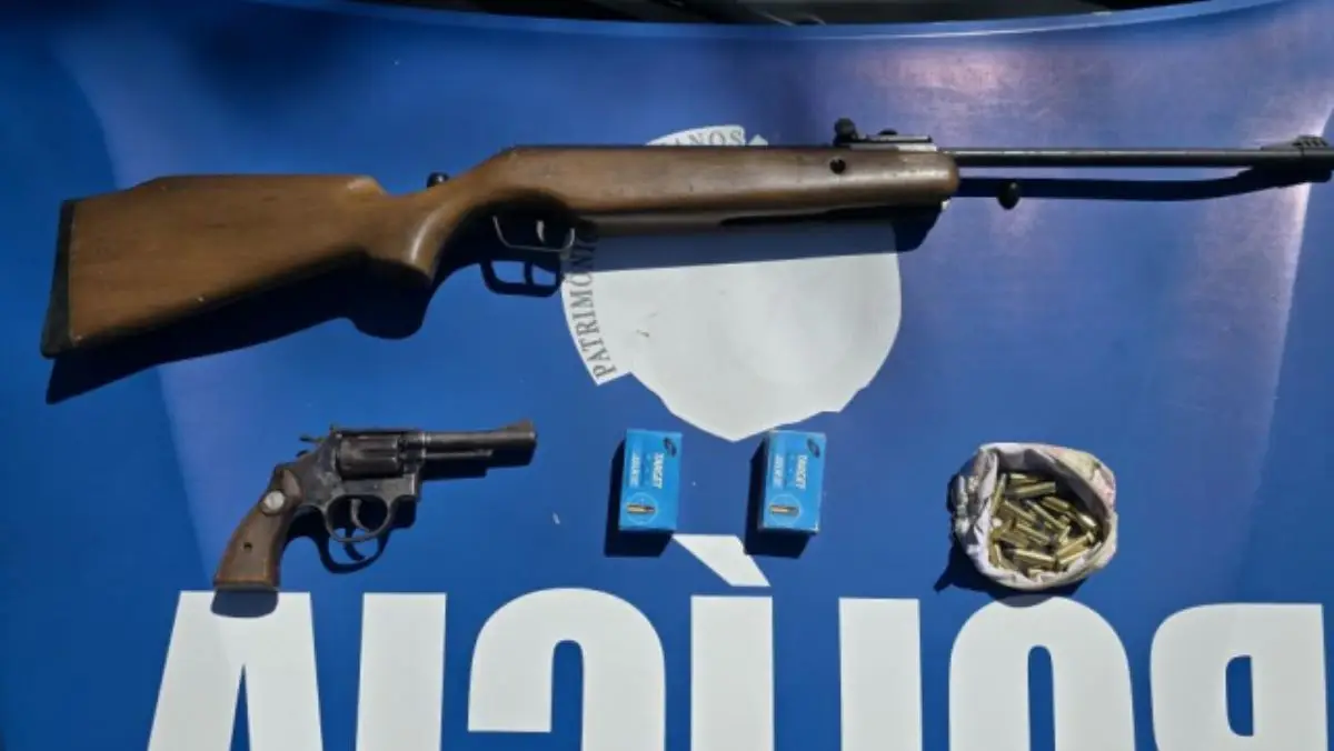 Em Formosa armas e munições são apreendidas pela PM no Califórnia 2 Armas de fogo espingarda, revólver e munições apreendidos pela polícia militar em Formosa.
