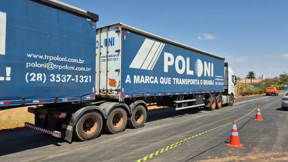 Caminhão com vazamento de pesticida na BR-020 em Formosa.