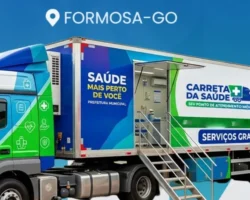 Carreta da Saúde em Formosa-GO: caminhão adaptado como unidade móvel de atendimento médico gratuito com rampa de acesso, portas abertas e consultórios internos visíveis.