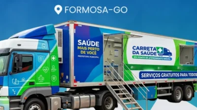 Carreta da Saúde em Formosa-GO: caminhão adaptado como unidade móvel de atendimento médico gratuito com rampa de acesso, portas abertas e consultórios internos visíveis.