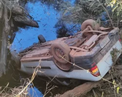 Acidente em estrada rural de Formosa: Carro cai de ponte e deixa 2 feridos 3 Carro caído em corrego após sai sa pista, na imagem é possível ver o carro com as rodas pra cima, corrego com água e vegetação.