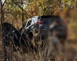 Professora tem carro roubado e recuperado em meio à vegetação de matagal.