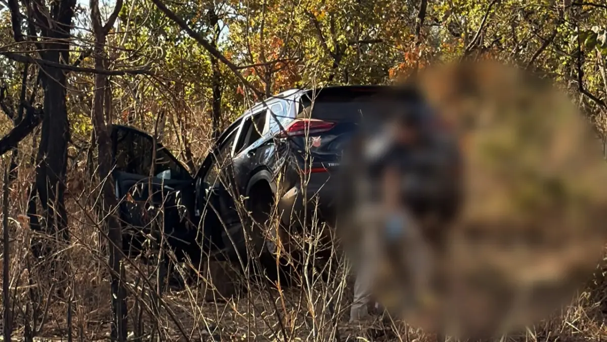 Professora tem carro roubado e recuperado em meio à vegetação de matagal.