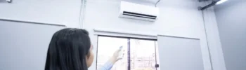 Equatorial Goiás, Troca com troco, mulher de pé com controle remoto do ar condicionado, e um homem sentado em uma cadeira e a sua frente uma escrivaninha.