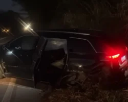 Carro com Ernesto Roller, foto a noite carro acidente com candidato ao Senado.