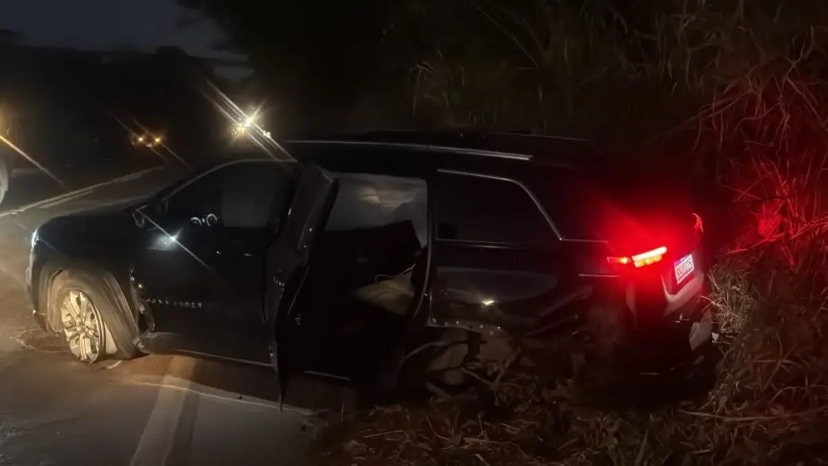 Carro com Ernesto Roller, foto a noite carro acidente com candidato ao Senado.