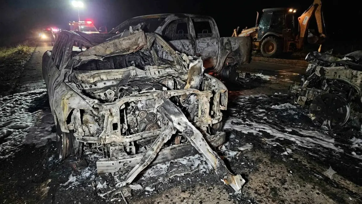 Carro incendiado após acidente, onde o motorista morreu e outro ficou ferido, na GO-118. Planaltina de Goiás
