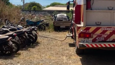 Incêndio no Pátio do SMT em Formosa deixa motos queimadas.