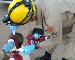 Corpo de Bombeiros em atendimento a homem esfaqueado por mulher conhecida como chupinha.