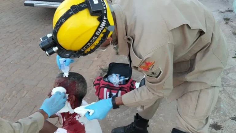 Corpo de Bombeiros em atendimento a homem esfaqueado por mulher conhecida como chupinha.