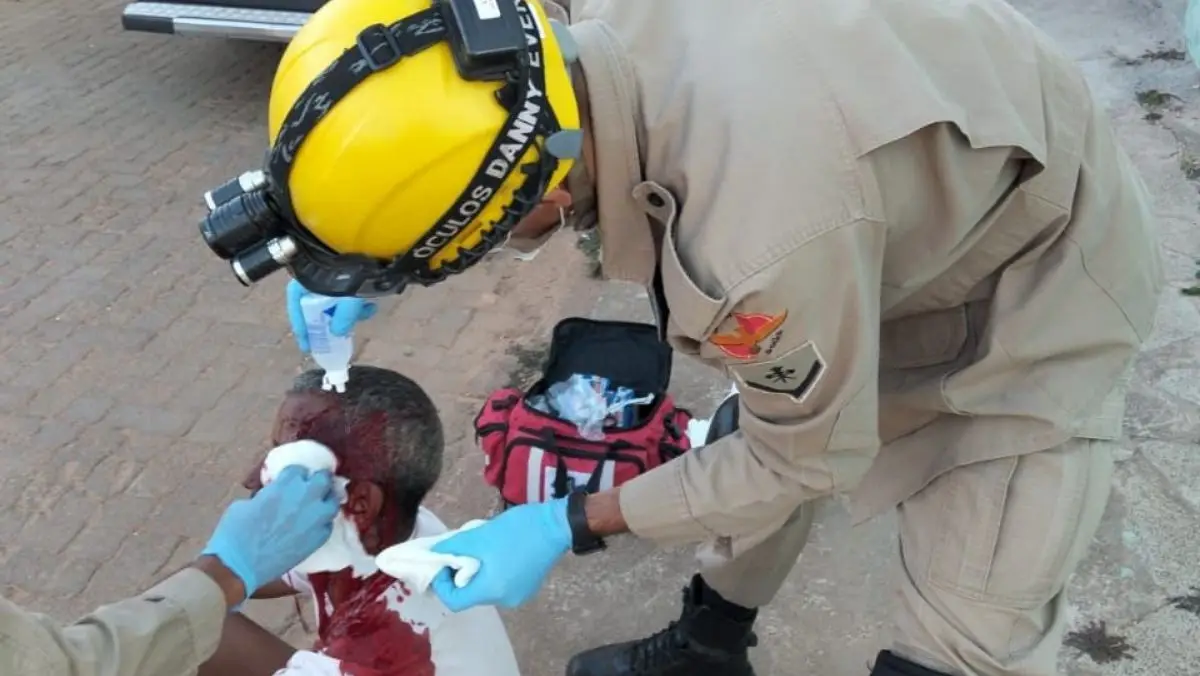 Corpo de Bombeiros em atendimento a homem esfaqueado por mulher conhecida como chupinha.