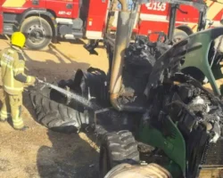 Trator pegou fogo na BR 020 em Formosa após incêndio em vegetação.