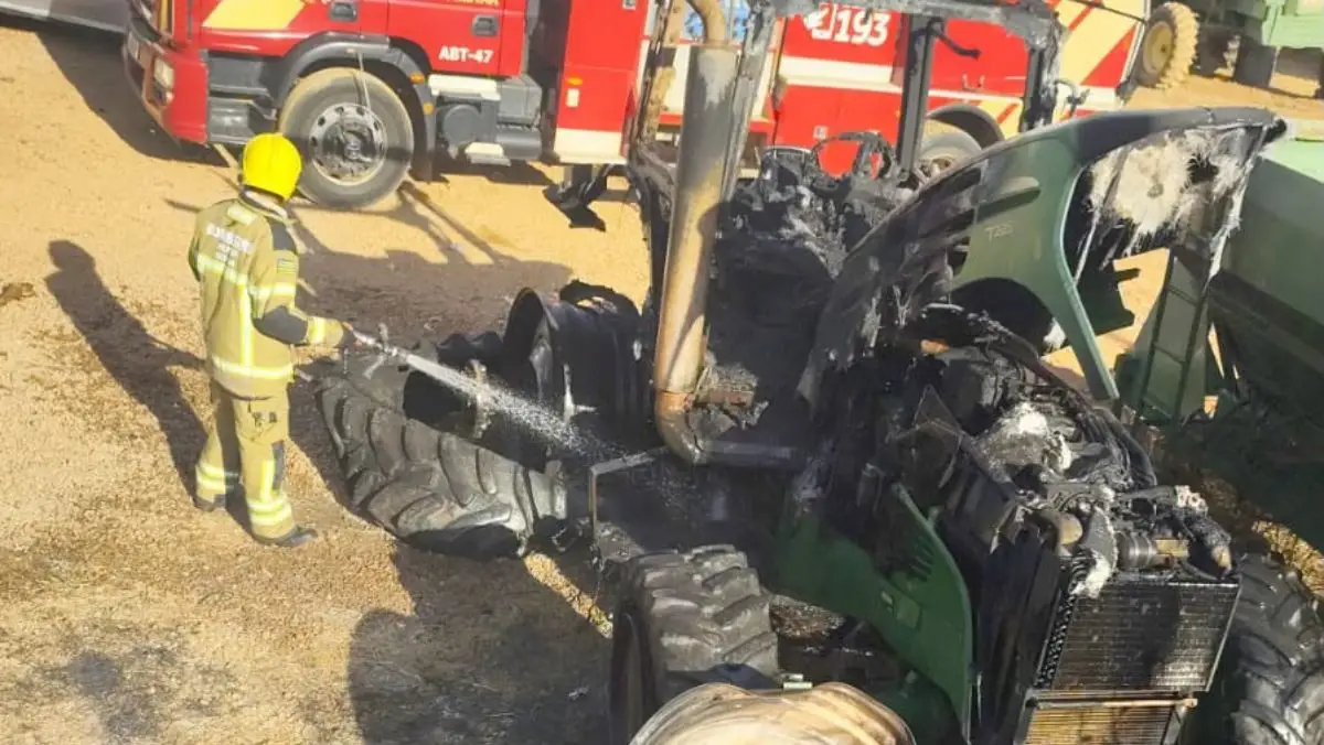Trator pegou fogo na BR 020 em Formosa após incêndio em vegetação.