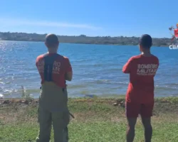 Equipe de resgate do Corpo de Bombeiros atua nas margens do Lago Paranoá, próximo à Ponte JK em Brasília.