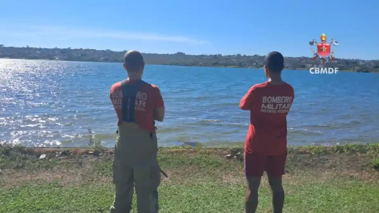 Equipe de resgate do Corpo de Bombeiros atua nas margens do Lago Paranoá, próximo à Ponte JK em Brasília.