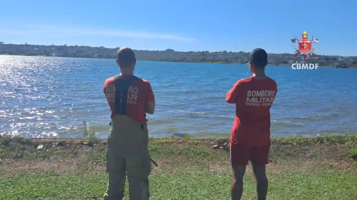 Equipe de resgate do Corpo de Bombeiros atua nas margens do Lago Paranoá, próximo à Ponte JK em Brasília.
