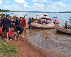 Imagem do lago Paranoá com pessoas aglomeradas e bombeiros do DF prestando socorro à pessoa afogada.
