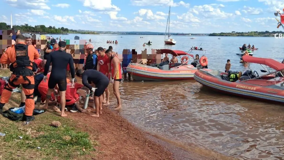 Imagem do lago Paranoá com pessoas aglomeradas e bombeiros do DF prestando socorro à pessoa afogada.