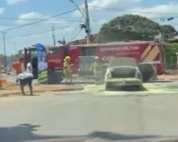 Incêndio em veículo no Setor Nordeste de Formosa é combatido pelo Corpo de Bombeiro.