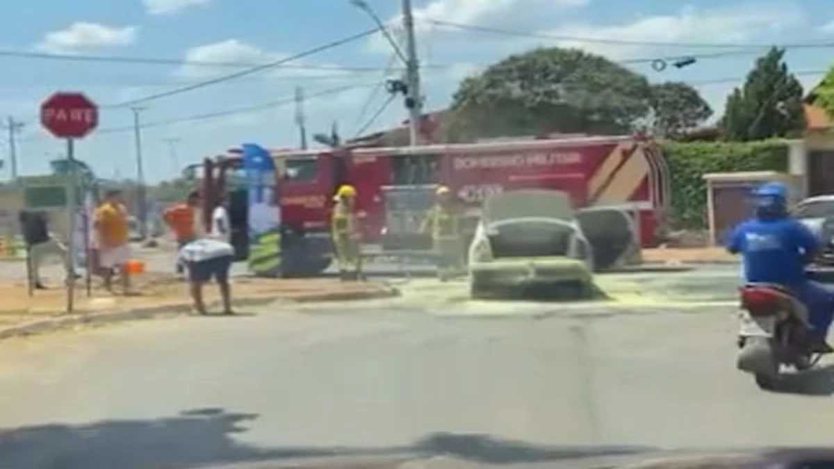 Incêndio em veículo no Setor Nordeste de Formosa é combatido pelo Corpo de Bombeiro.