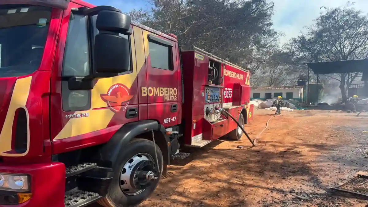 Caminhão dos bombeiros em combate à incêndio no lixão de Formosa 