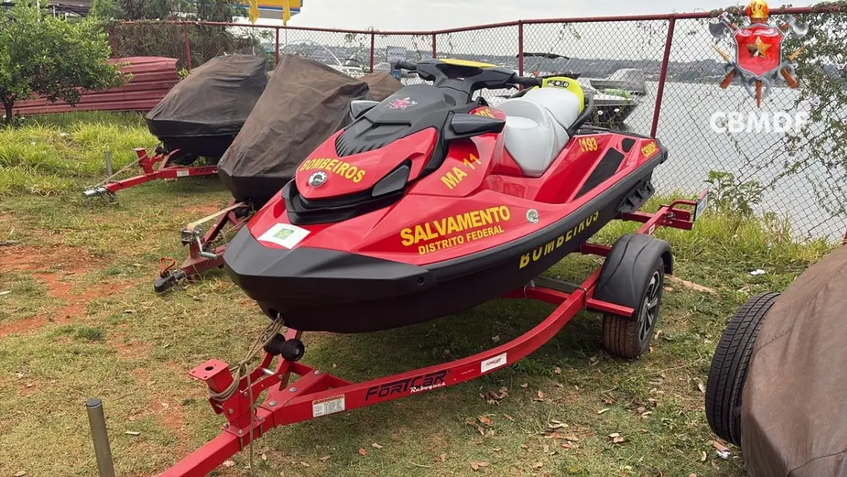 Moto aquática de salvamento do Corpo de Bombeiros do DF de cores vermelha e preta acoplada sobre carretinha de transporte.