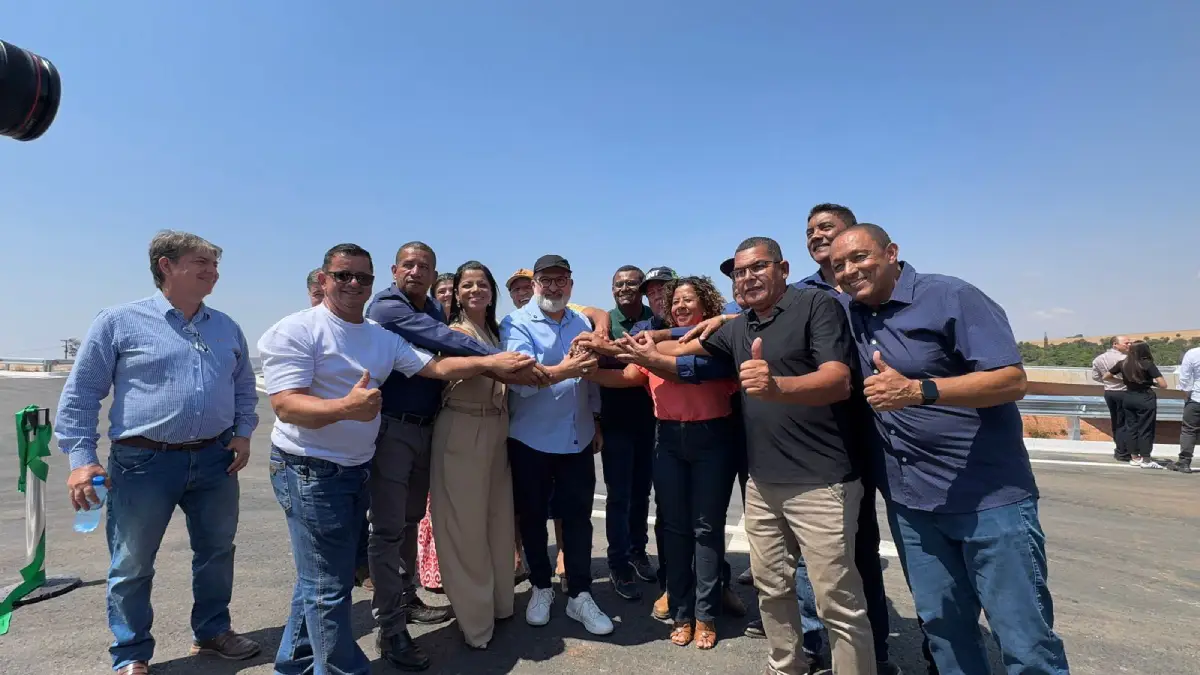 Autoridades municipais e federais, incluindo a prefeita Simone Ribeiro e o ministro George Santoro, reunidos com as mãos unidas celebrando a liberação do viaduto do Acesso Sul na BR-020 em Formosa.