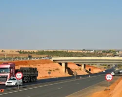 Vista panorâmica do novo viaduto do Acesso Sul no km 0,5 da BR-020 em Formosa, mostrando o fluxo de caminhões e carros nas pistas duplicadas e recém-pavimentadas.