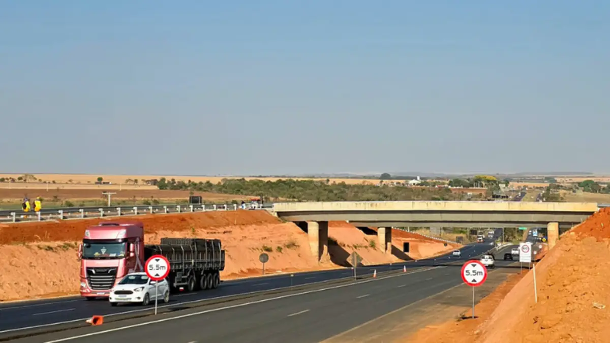 Vista panorâmica do novo viaduto do Acesso Sul no km 0,5 da BR-020 em Formosa, mostrando o fluxo de caminhões e carros nas pistas duplicadas e recém-pavimentadas.