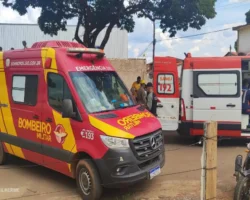 Acidente em Formosa mobiliza bombeiros após colisão de carro contra árvore