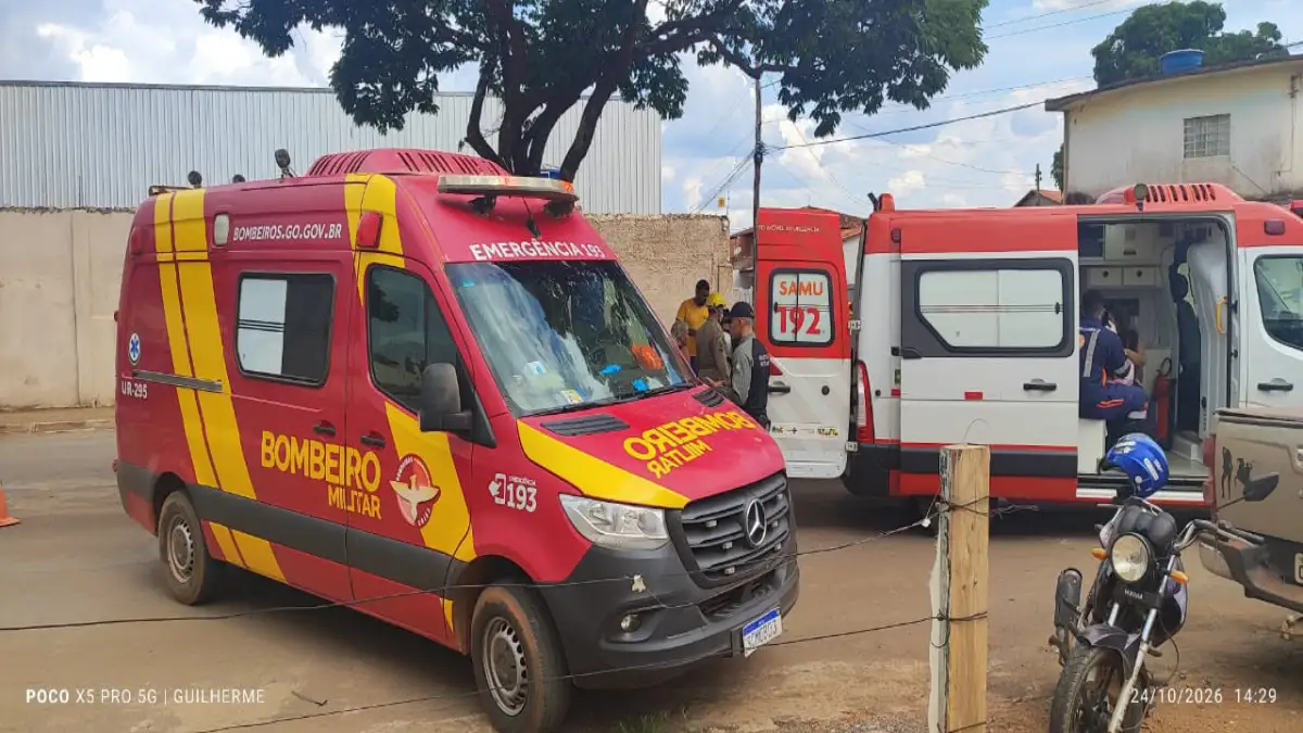 Acidente em Formosa mobiliza bombeiros após colisão de carro contra árvore