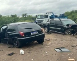 Acidente na GO-114 em Flores de Goiás envolve Celta branco e caminhonete S10 prata.