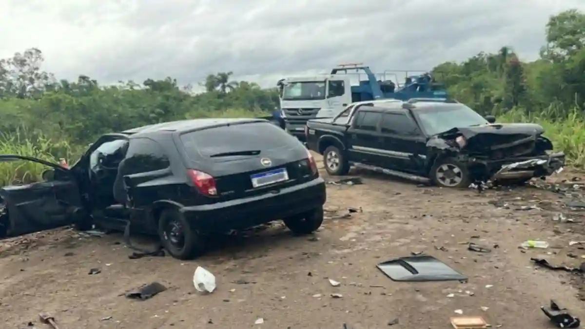 Acidente na GO-114 em Flores de Goiás envolve Celta branco e caminhonete S10 prata.