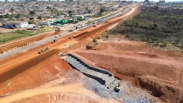 Local da vocoroca na BR-020 em Formosa, na imagem você vê a terraplanagem, e o paredão de concreto sobre a vocoroca no Parque Lago. 