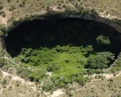 Dolina dos Maracanãs em Formosa com paredões naturais e vegetação do Cerrado.
